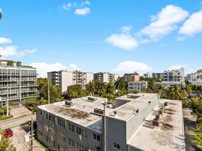 Building Photo - 9901 W Bay Harbor Dr