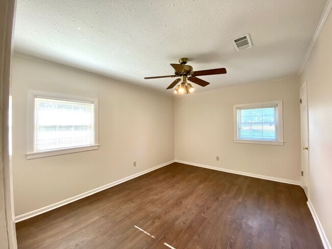 Building Photo - Immaculate 3 Bedroom 1.5 Bath