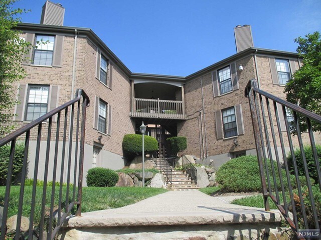 Building Photo - 181 Long Hill Rd