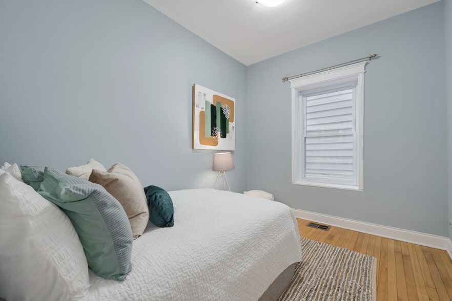 Building Photo - 3805 N Ravenswood Ave