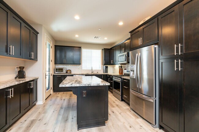 Building Photo - 3 Bedroom Townhome in the Veridian Community of Del Sur