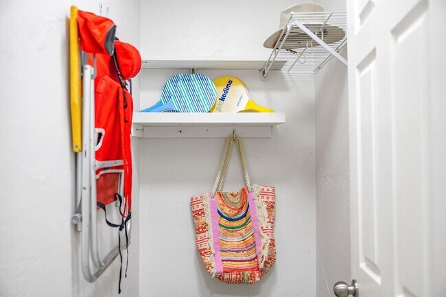 Building Photo - 3000 Riomar St