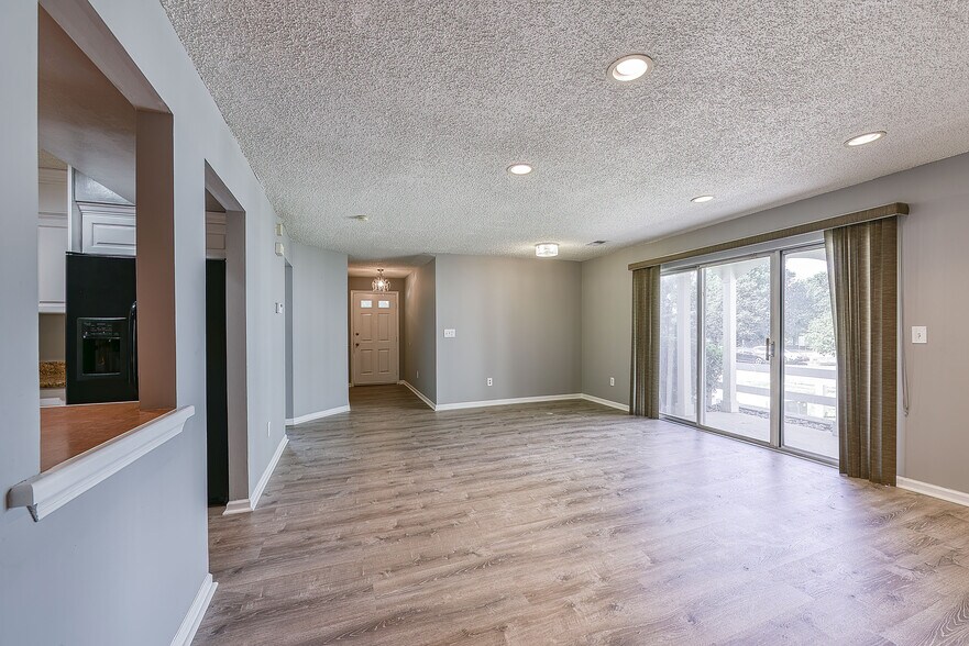 Building Photo - 45 Tulip Ln