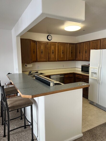 Building Photo - 3105 Lakeshore Dr