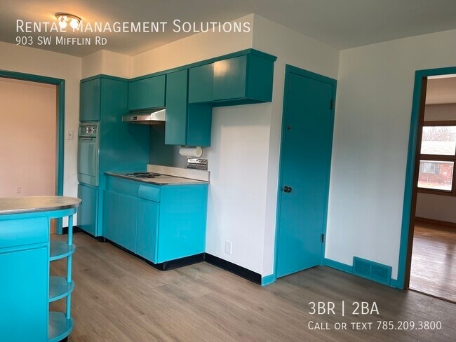 Building Photo - *RETRO KITCHEN & HUGE BASEMENT* 903 SW Mif...