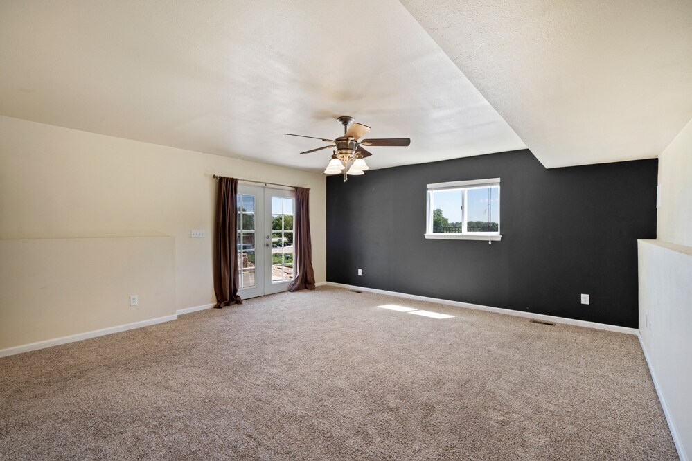 Master bedroom - 150 Ranae Dr