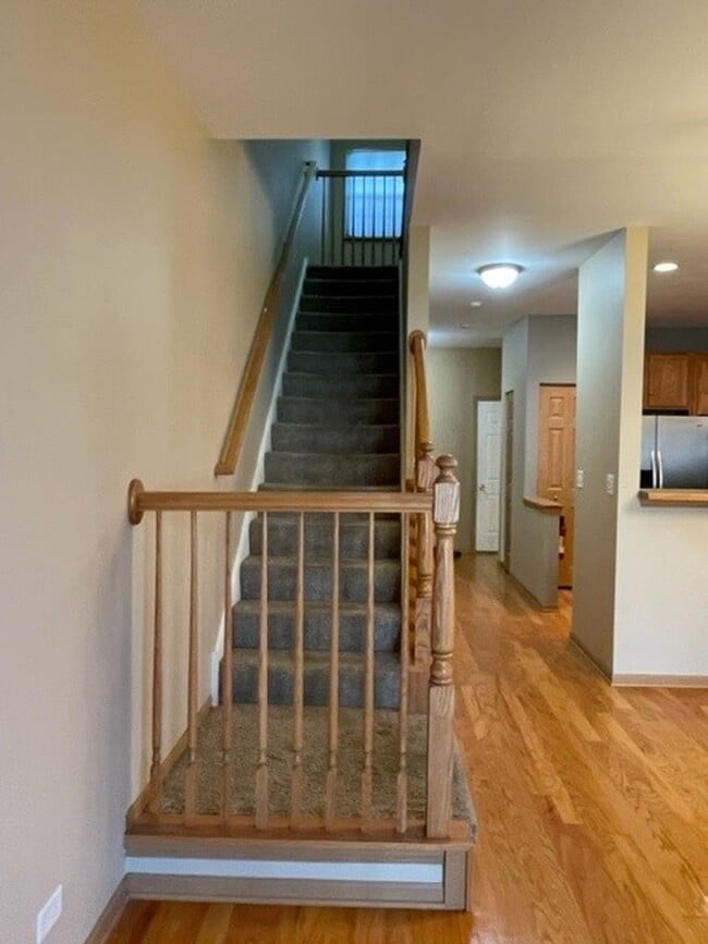 Building Photo - beautiful 2 bed 2.5 Bath spacious town home