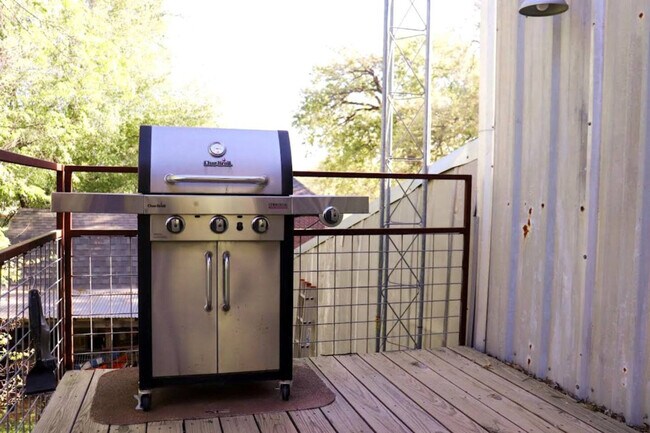 Building Photo - 8625 Grassbur Rd