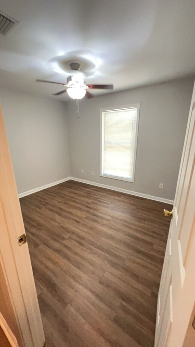 Building Photo - Spacious 3 Bedroom 2 Bath!