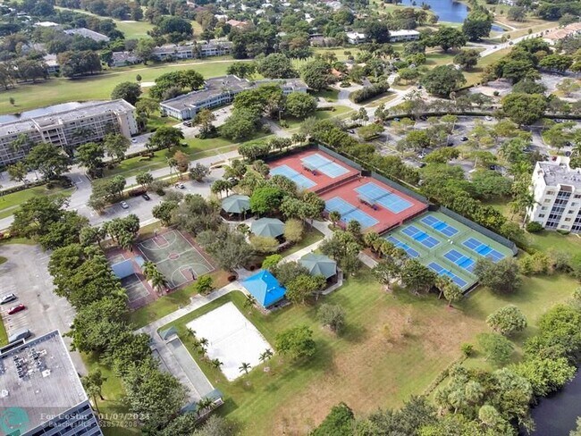 Building Photo - 2901 S Palm Aire Dr