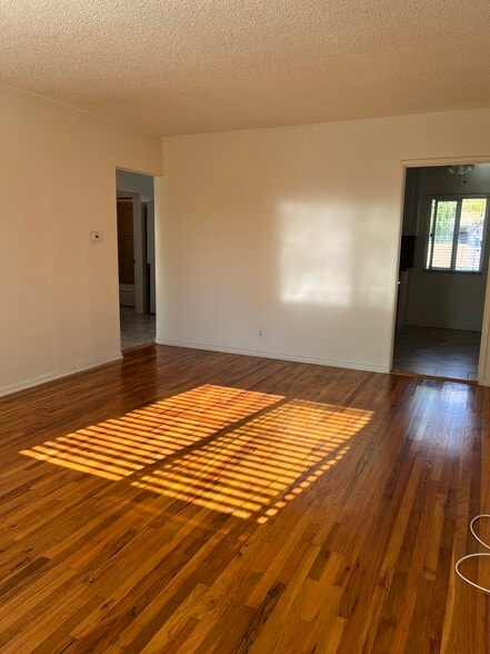 Living room - 4074 Rosabell St
