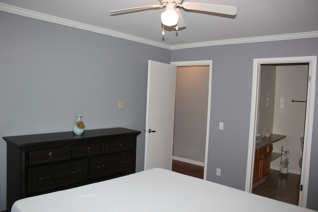 Building Photo - Gated Condo 2 bedroom 2 bath with no stairs!