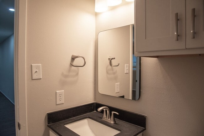 Building Photo - 1704 Trinity Pl