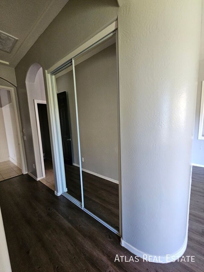 Building Photo - 1076 E Phelps St