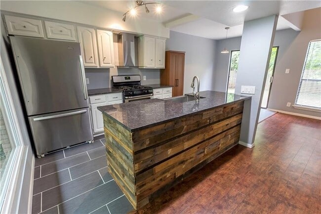 Building Photo - 3901 Knollwood Dr