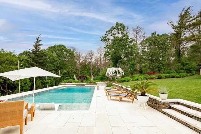 Building Photo - 565 Montauk Hwy