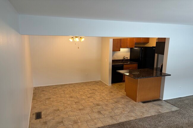 Building Photo - 689 E Fox Hills Dr