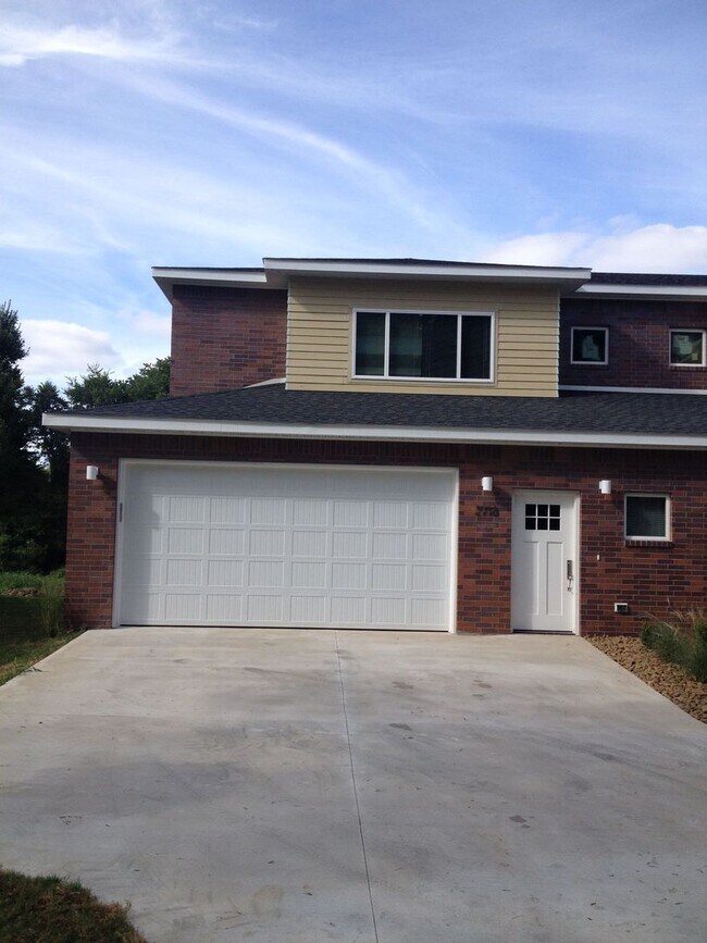 Building Photo - 2716-2718 Wildwood Dr