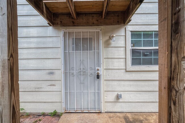 Building Photo - 2051 Santa Rosa St