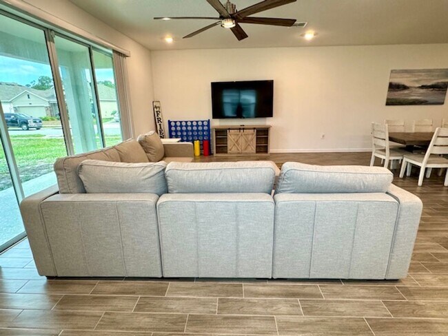 Building Photo - Spacious 4 bedroom 2.5 Bath, Fully Furnish...