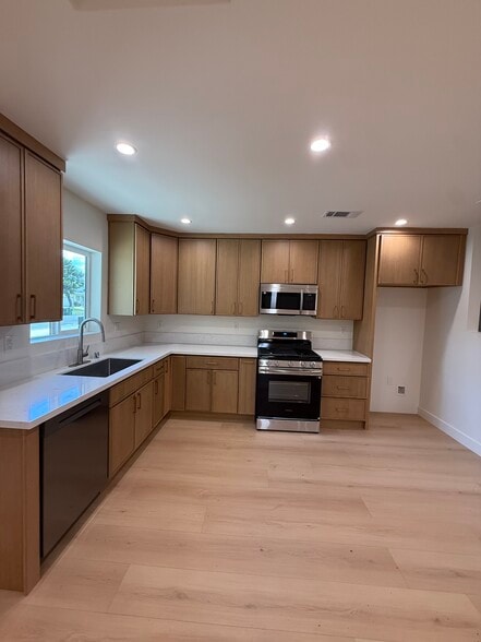 Building Photo - 10157 Swinton Ave