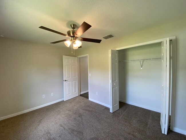 Building Photo - Desirable SE Neighborhood - 3/2/2 Silver Spring Shores **Available NOW**