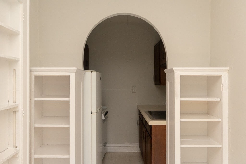 Building Photo - 430 W Roscoe St