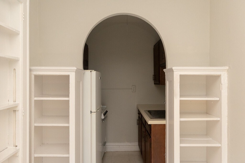 Building Photo - 533 W Roscoe St