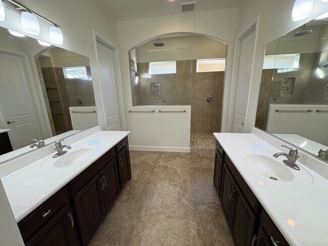 Building Photo - Dove Mountain 4 bedroom with Den 3,277 sq ...