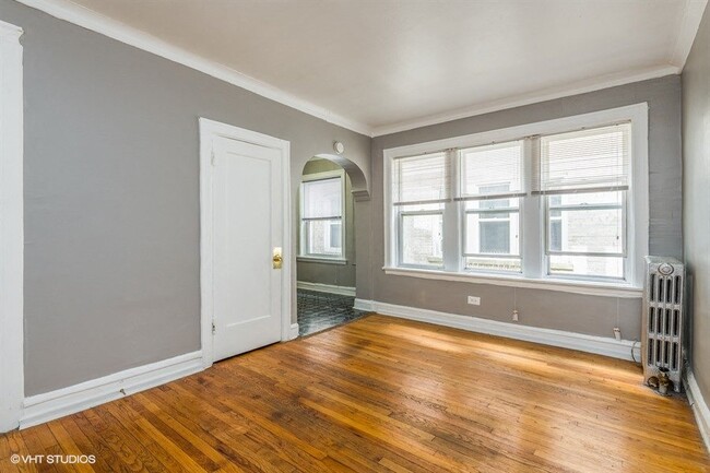 Bright living space - 3935 W Diversey