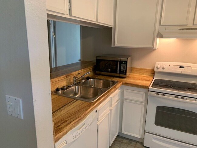 Building Photo - Spacious 1 Bedroom Parkway Pointe Condo!