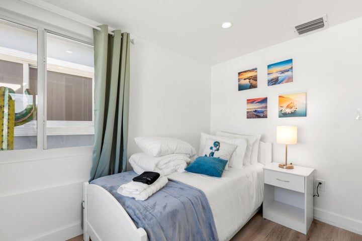 Building Photo - 921 SE 13th Ct