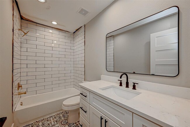 Building Photo - 809 Avenue J Pl