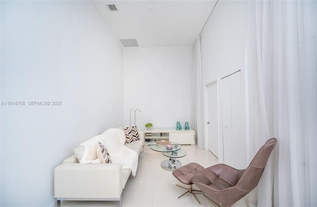 Building Photo - 495 Brickell Ave