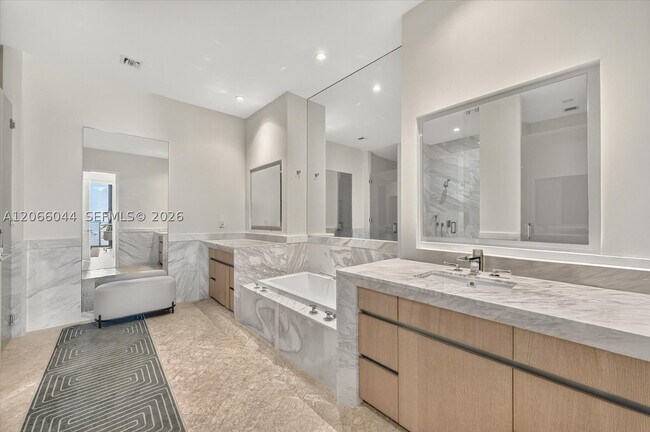 Building Photo - 2821 S Bayshore Dr