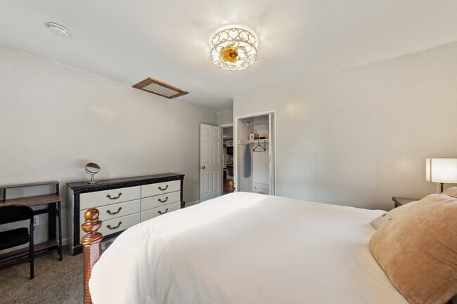 Building Photo - Charming, Fully Finished, 2 Bedroom Home w...