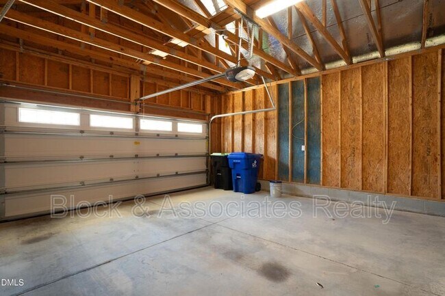 Building Photo - 682 Vine Pkwy