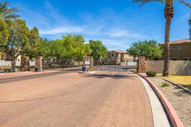 Building Photo - 1367 S Country Club Dr