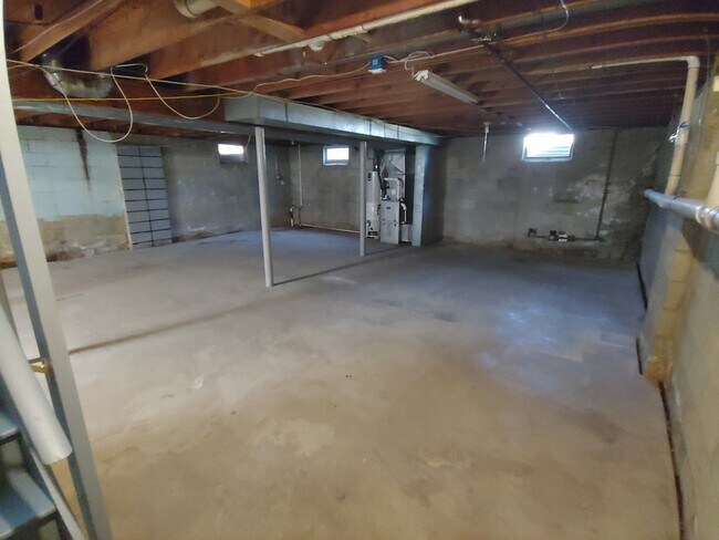 Building Photo - 878 Paul Dr