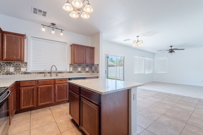 Building Photo - 4500 E Del Rio St