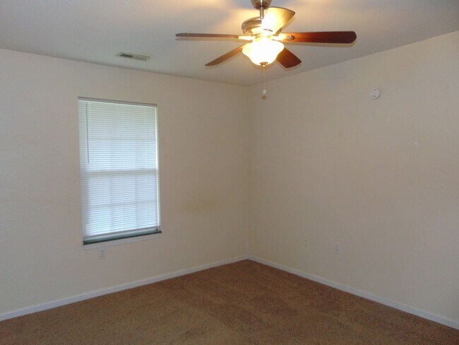 Building Photo - Nice 4 Bed 2 Bath Duplex In Valley Creek!