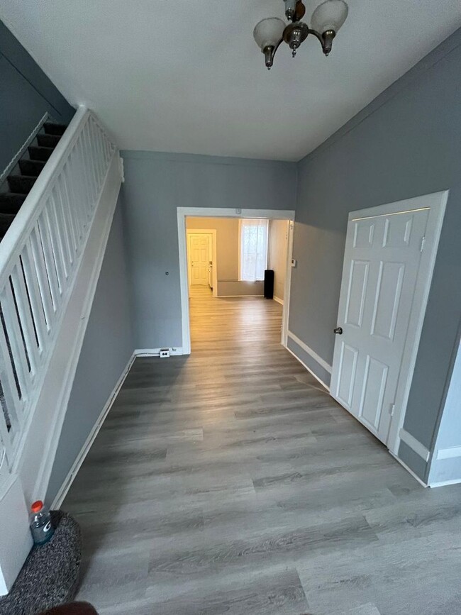 Building Photo - Recently Renovated 3 Bed 1.5 Bath Ready To...