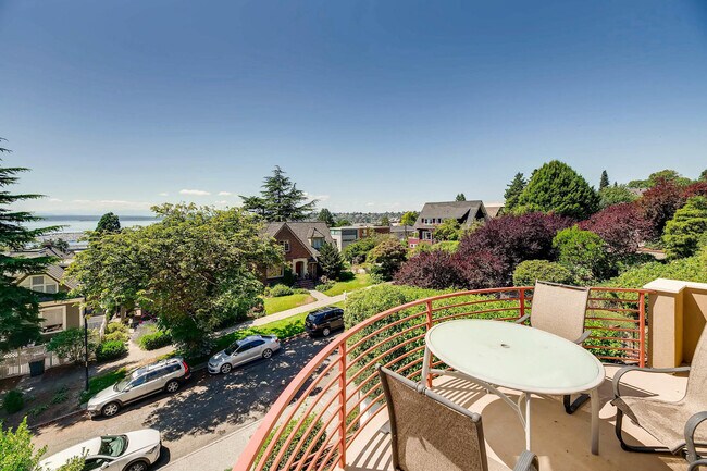 Building Photo - Queen Anne Home