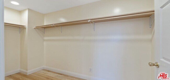 Building Photo - 2020 Hillcrest Dr