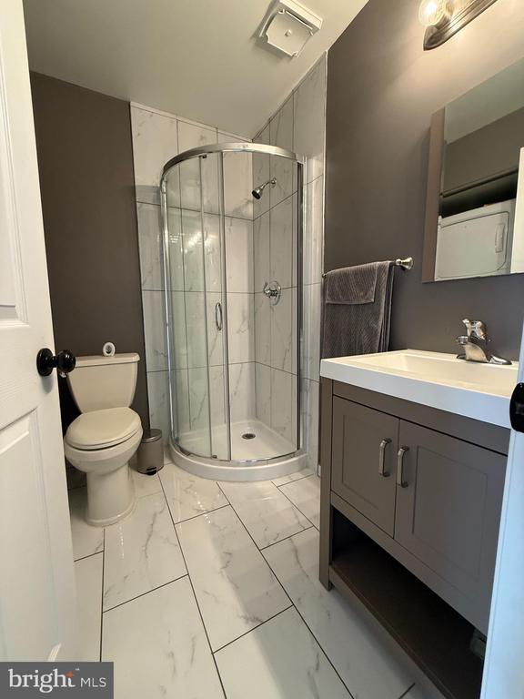 Building Photo - 8702 Village Green Ct