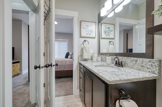 Building Photo - 706 S Saturn Ave