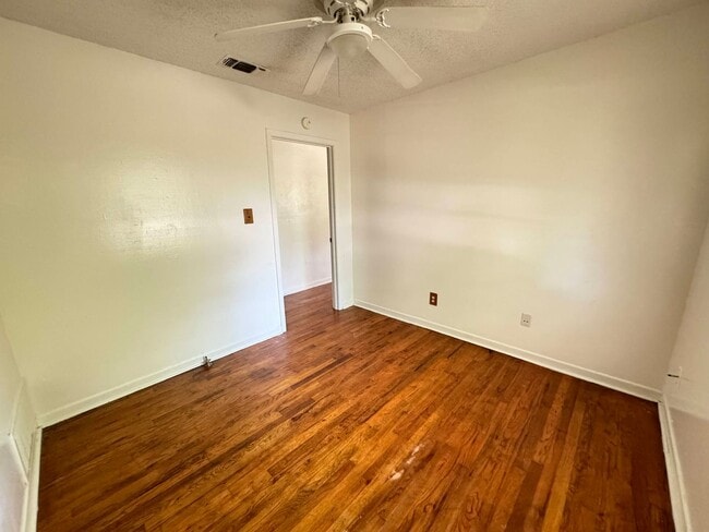 Building Photo - 212 W Robin Ln