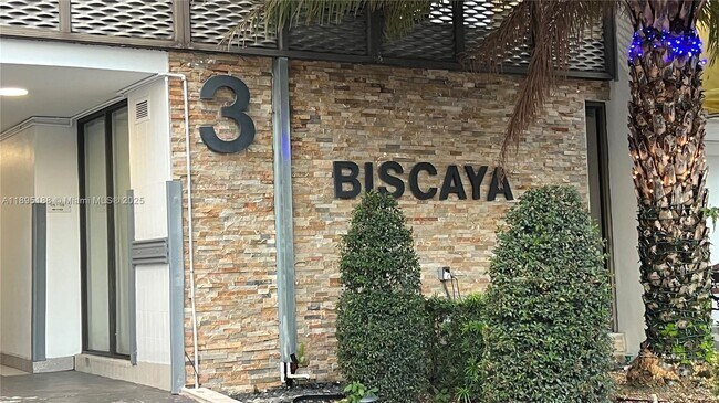 Building Photo - 20500 W Country Club Dr