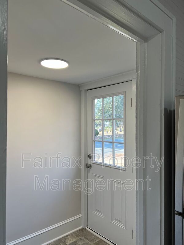 Building Photo - 102 W Summit Ave