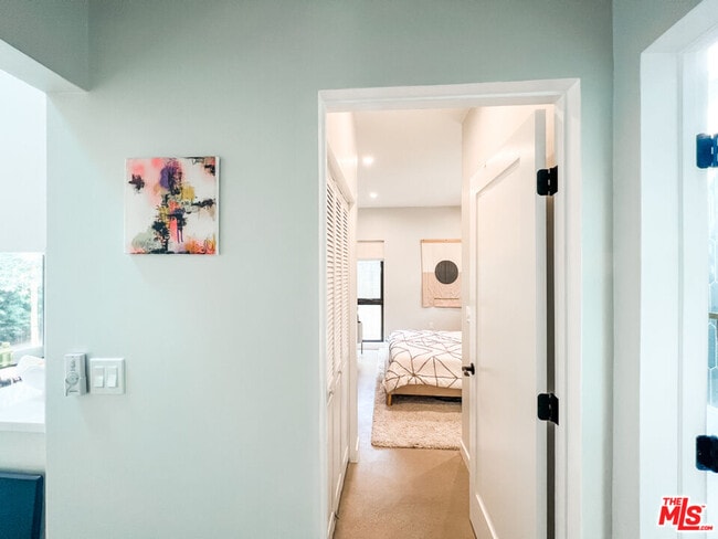 Building Photo - 3836 1/2 Seneca Ave